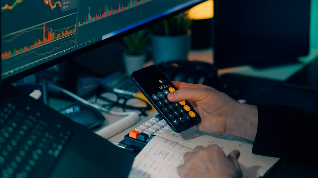 person using retirement calculator